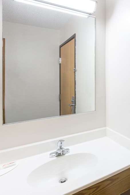 Hotel Super 8 by Wyndham Osceola IA photo 4