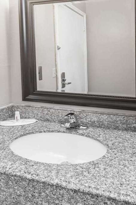 Hotel Super 8 by Wyndham Chickasha photo 4