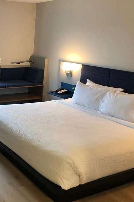 Hotel Microtel Inn & Suites by Wyndham Hot Springs photo 3