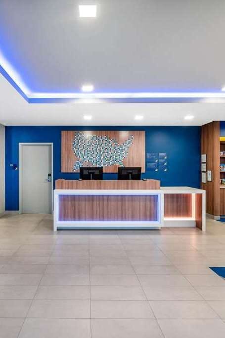 Hotel Microtel Inn & Suites by Wyndham Hot Springs photo 5