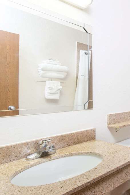 Hotel Super 8 by Wyndham Santa Rosa photo 4