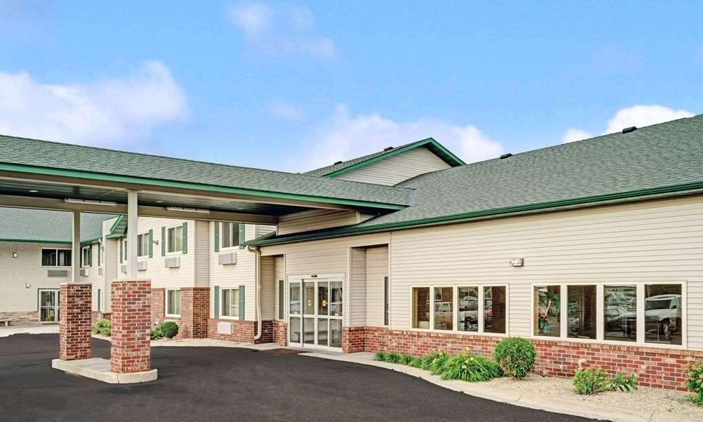 Super 8 by Wyndham Rogers Minnesota