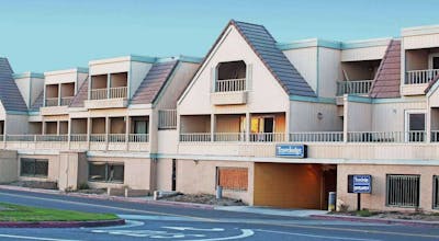 Travelodge by Wyndham Sunset-Huntington Beach Ocean Front