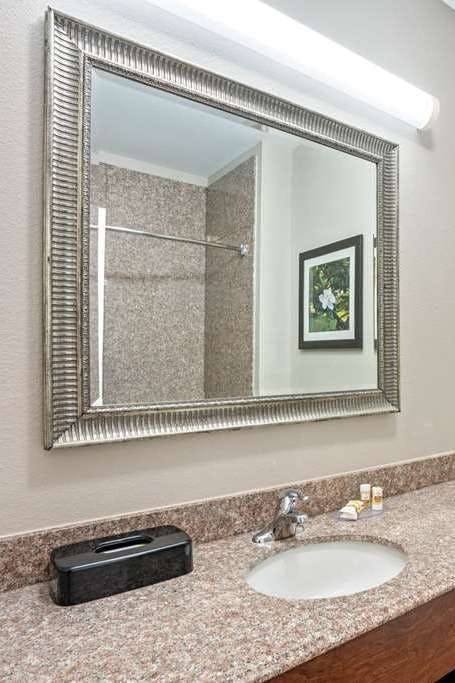 Hotel La Quinta Inn & Suites by Wyndham Houston - Magnolia photo 5