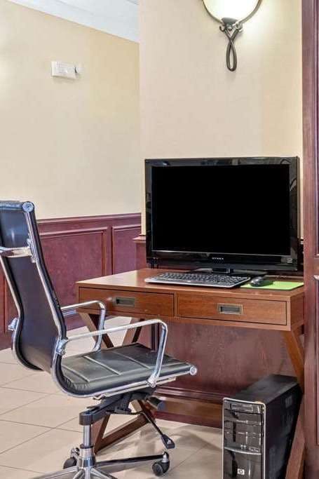 Hotel La Quinta Inn & Suites by Wyndham Houston - Magnolia photo 4