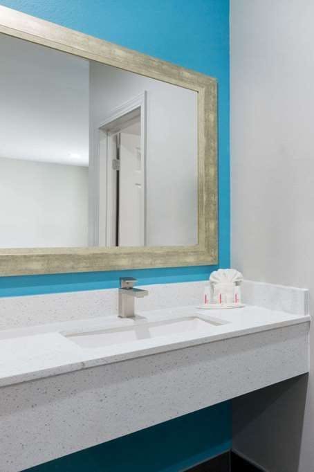 Hotel Baymont by Wyndham Bryan College Station photo 2