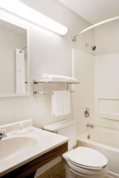 Hotel Super 8 by Wyndham Waynesboro photo 3