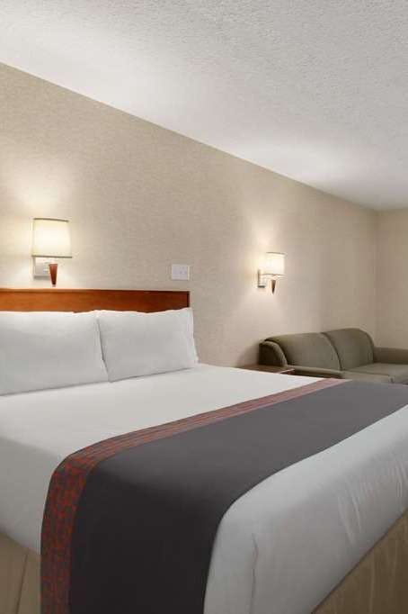 Hotel Days Inn by Wyndham Bridgewater Conference Center photo 1