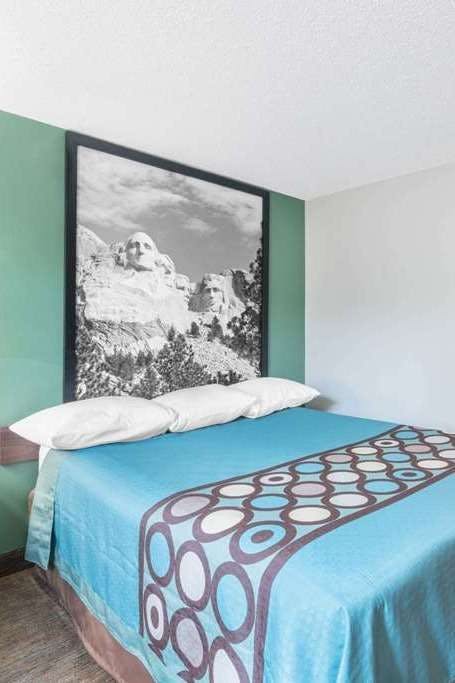 Hotel Super 8 by Wyndham Pierre SD photo 1