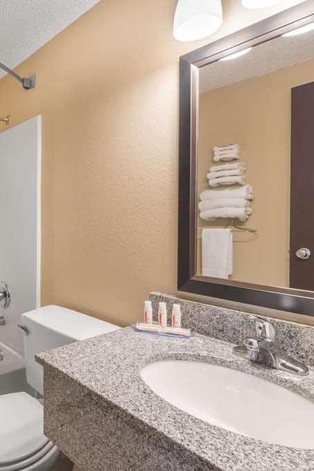 Hotel Super 8 by Wyndham Pierre SD photo 5