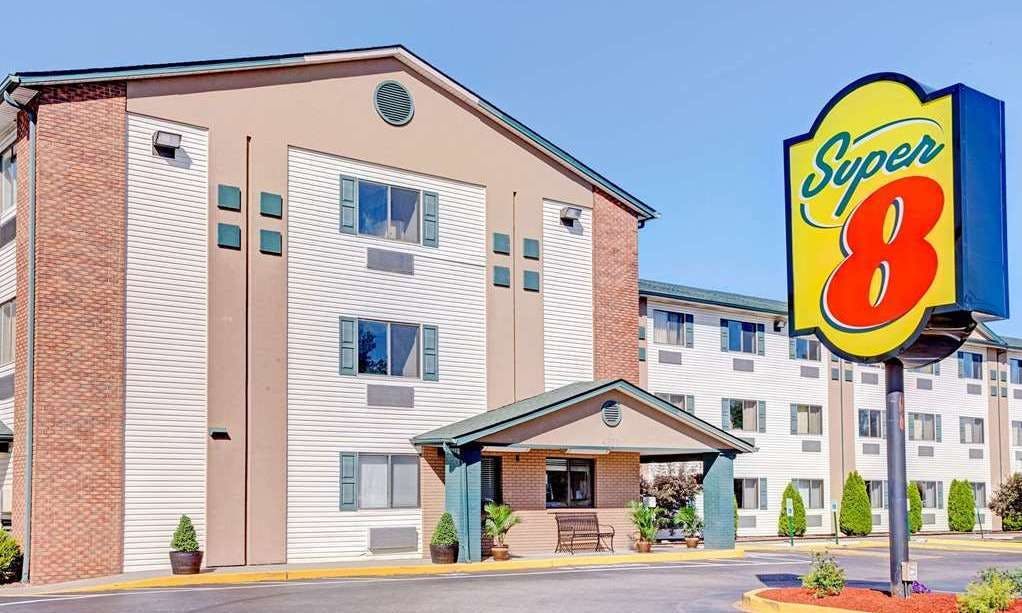 Super 8 by Wyndham Louisville Airport