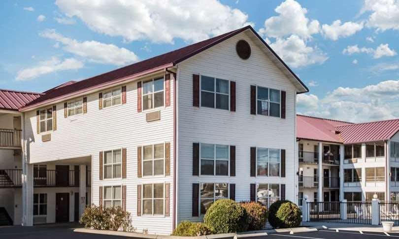 Super 8 by Wyndham Sevierville Riverside