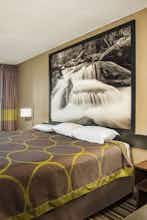 Hotel Super 8 by Wyndham Sevierville Riverside photo 1