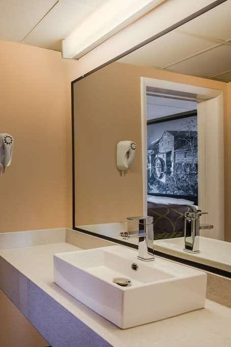 Hotel Super 8 by Wyndham Sevierville Riverside photo 3