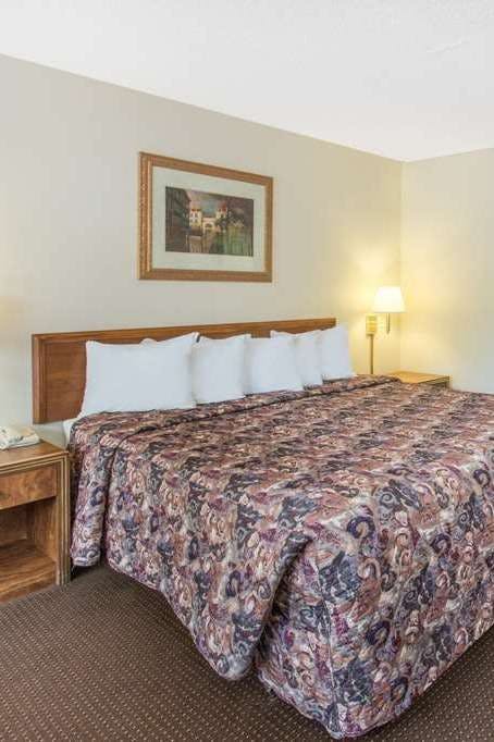 Hotel Days Inn by Wyndham Dubuque photo 2