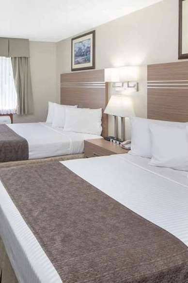 Hotel Travelodge by Wyndham Golden Sportsman Lodge photo 1