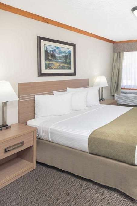 Hotel Travelodge by Wyndham Golden Sportsman Lodge photo 2