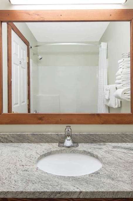 Hotel Travelodge by Wyndham Golden Sportsman Lodge photo 4