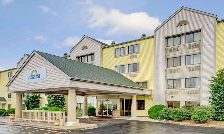 Days Inn & Suites by Wyndham Kansas City South