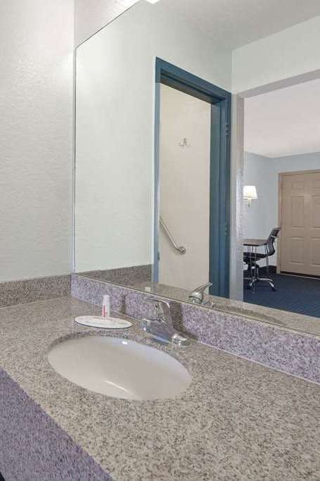 Hotel Super 8 by Wyndham Dumas TX photo 3