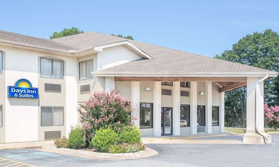 Days Inn & Suites by Wyndham Brinkley