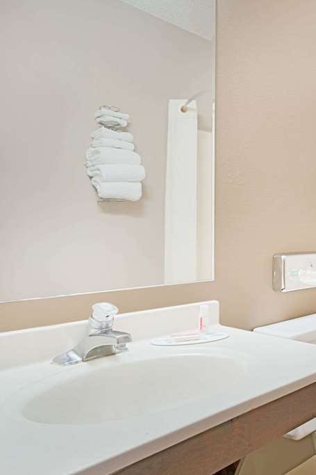 Hotel Super 8 Marshall photo 3