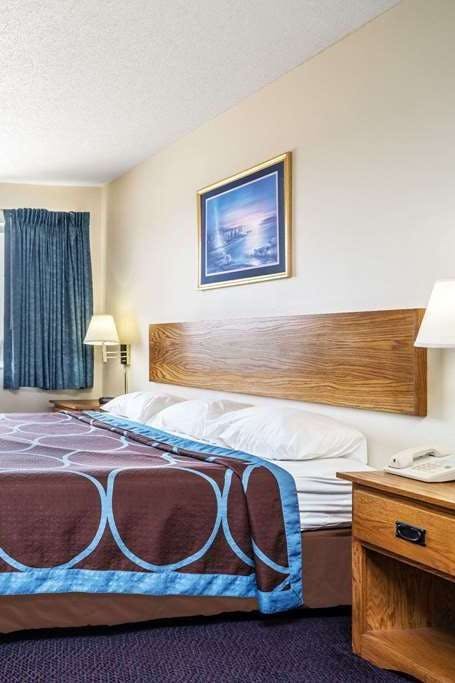 Hotel Super 8 by Wyndham Neillsville WI photo 2