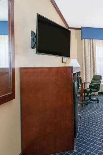 Hotel Baymont by Wyndham McComb photo 3