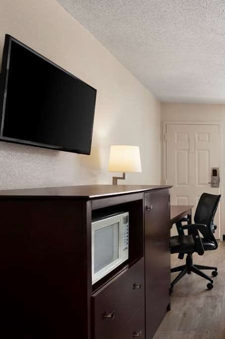 Hotel Super 8 by Wyndham Gulfport Airport NW/Near Biloxi photo 2