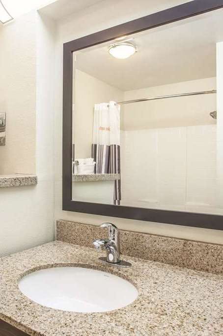 Hotel La Quinta Inn & Suites by Wyndham Portland Airport photo 4