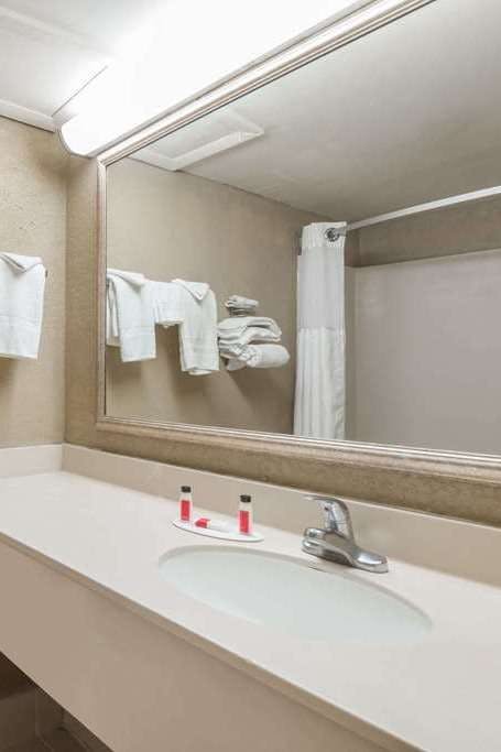 Hotel Super 8 by Wyndham Miamisburg Dayton S Area OH photo 4