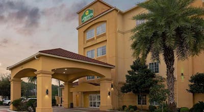 La Quinta Inn & Suites by Wyndham Houston Bush Intl Airpt E