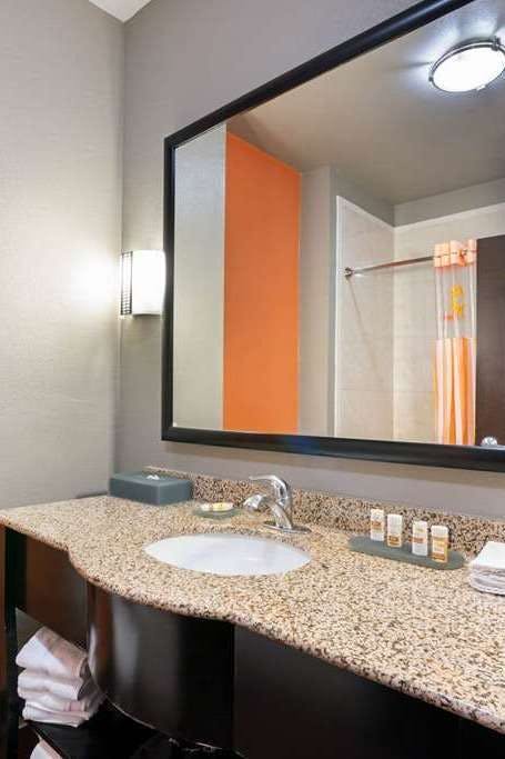 Hotel La Quinta Inn & Suites by Wyndham Houston Bush Intl Airpt E photo 3