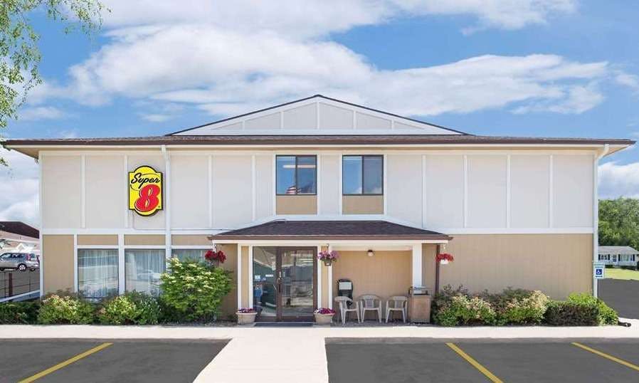 Super 8 by Wyndham Beaver Dam