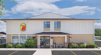 Super 8 by Wyndham Beaver Dam