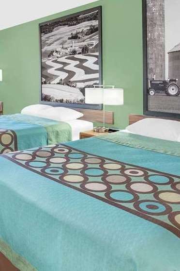 Hotel Super 8 by Wyndham Beaver Dam photo 1