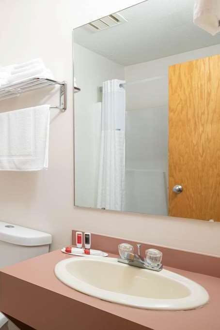 Hotel Super 8 by Wyndham Duluth photo 4