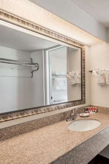 Hotel Days Inn and Suites Lodi photo 3