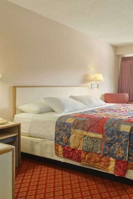 Hotel DI Ovrlnd Prk/Mtclf photo 2