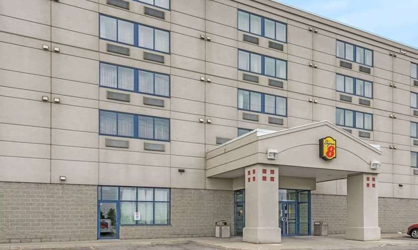 Super 8 by Wyndham Mississauga