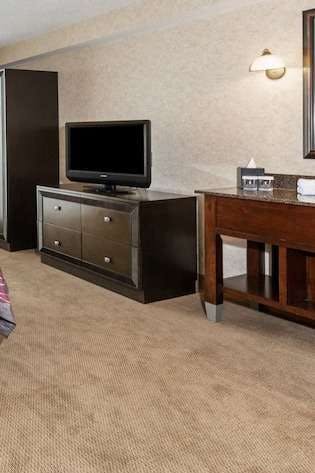 Hotel Embassy Suites by Hilton Kansas City Plaza photo 5