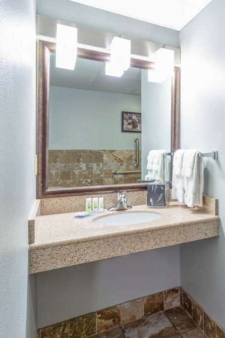 Hotel AmericInn by Wyndham Madison South photo 4