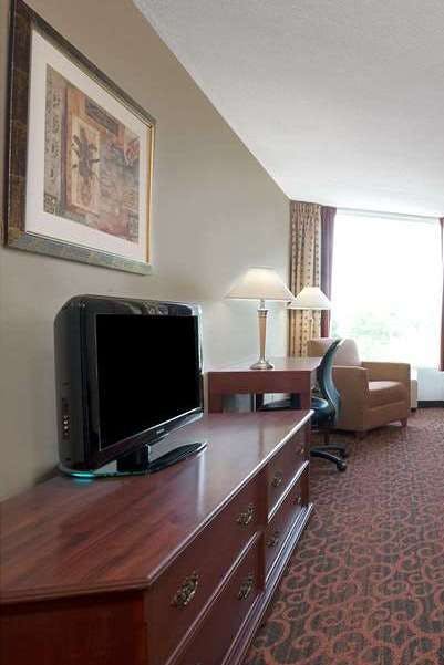 Hotel Ramada by Wyndham Niagara Falls/Fallsview photo 3