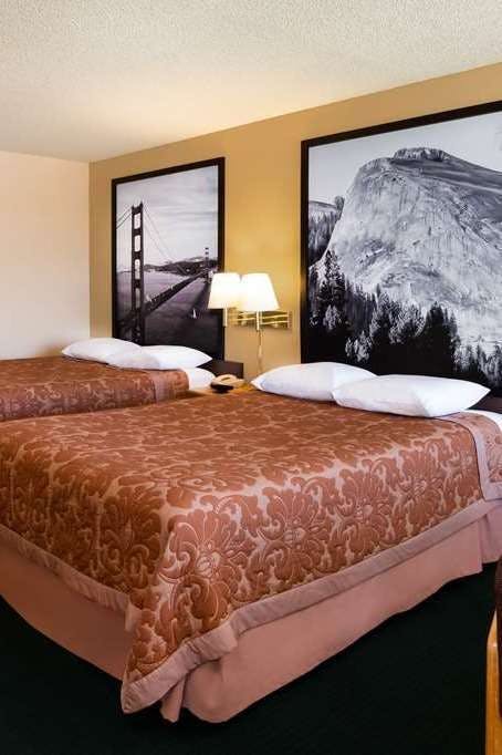 Hotel Super 8 by Wyndham Lindsay Olive Tree photo 4