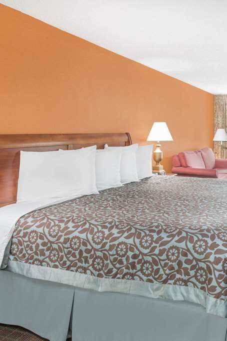 Hotel Days Inn by Wyndham Orangeburg South photo 2