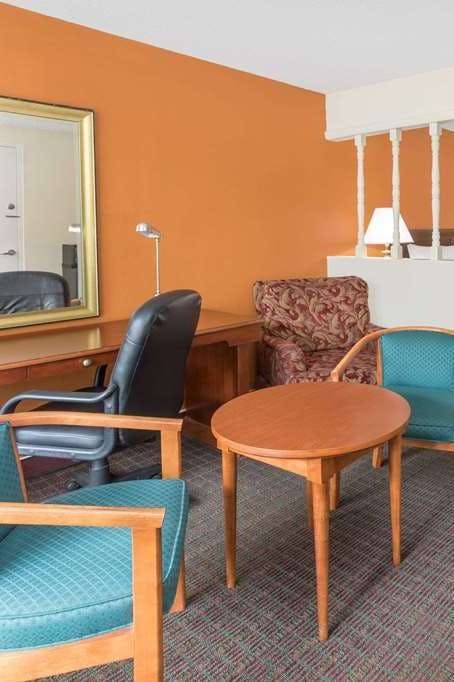 Hotel Days Inn by Wyndham Orangeburg South photo 4