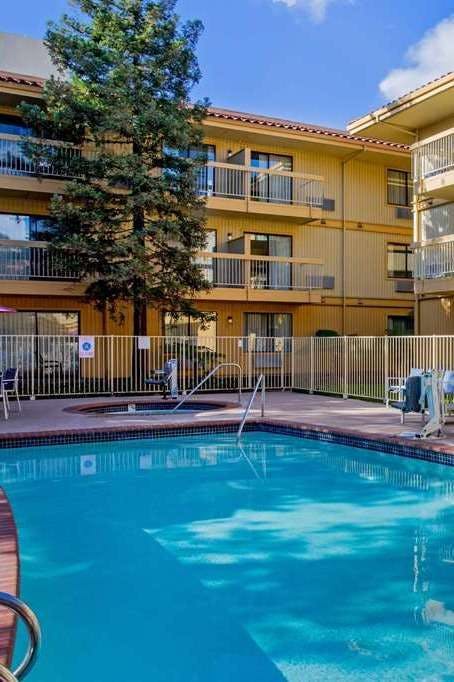 Hotel La Quinta Inn & Suites by Wyndham Oakland - Hayward photo 1