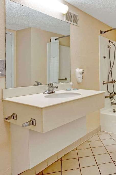 Hotel Travelodge by Wyndham North Richland Hills/Dallas/Ft Worth photo 4