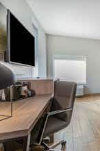 Hotel La Quinta Inn & Suites by Wyndham Galveston West Seawall photo 3