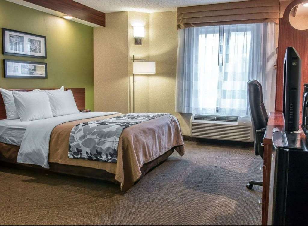 Hotel Baymont by Wyndham Flat Rock photo 2